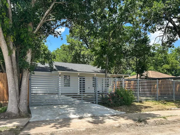 $2,500 | 4805 Southwind Street, Houston, TX 77033