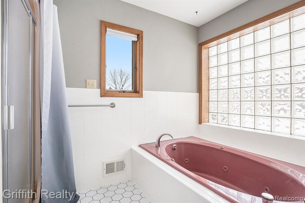 8070 Sheraton Park Road Fenton, MI 48430 - Photo 20 of 48