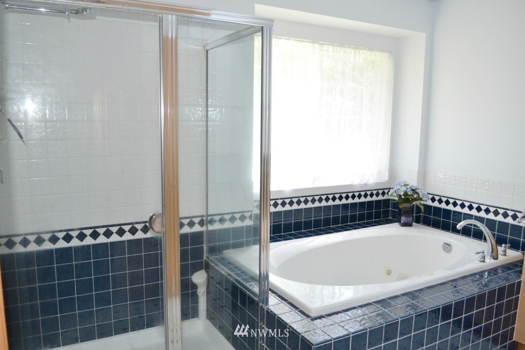 2469 Goss Ridge Road Freeland, WA 98249 - Photo 16 of 25 a bathroom with a tub and a shower