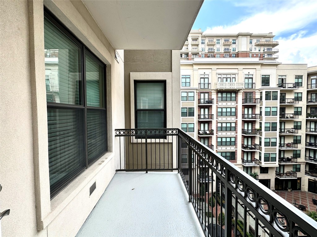 2303 Mid Lane, Unit 318 Houston, TX 77027 - Photo 5 of 25 a view of balcony with city view