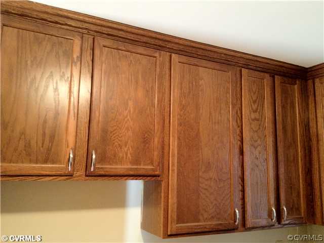 300 Hummingbird Road Richmond, VA 23227 - Photo 6 of 10 Kitchen - CUSTOM CABINETS IN KITCHEN / EATIN .