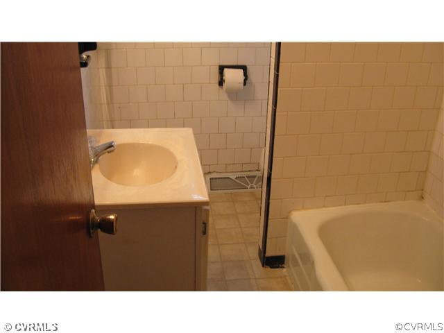 300 Hummingbird Road Richmond, VA 23227 - Photo 9 of 10 Master Bath - NEW VINYL