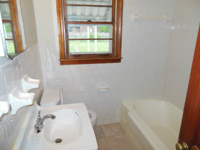 3228 Oliver Road Northeast Roanoke, VA 24012 - Photo 8 of 13 DSCN1379