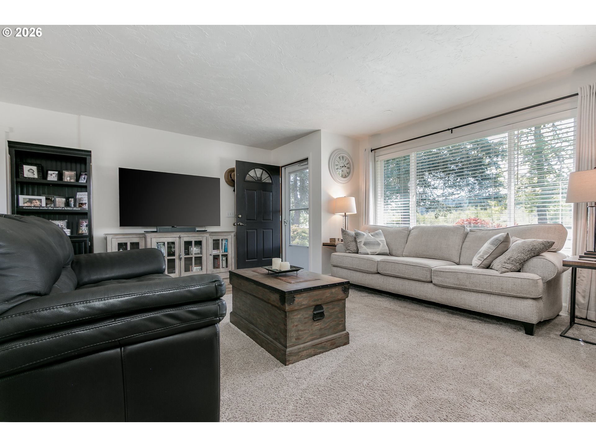 33391 Howe Lane Creswell, OR 97426 - Photo 27 of 40 a living room with furniture and a flat screen tv
