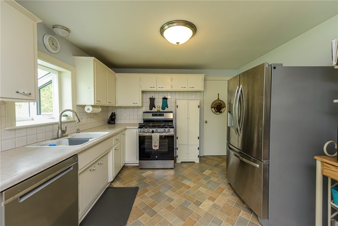 95 Ridgelea Court Greece, NY 14615 - Photo 15 of 35