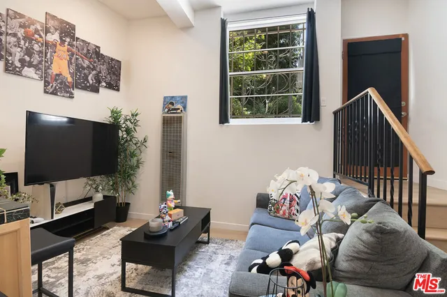 $2,200,000 | 2001 Holly Hill Terrace, Los Angeles, CA 90068