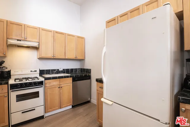 $2,200,000 | 2001 Holly Hill Terrace, Los Angeles, CA 90068