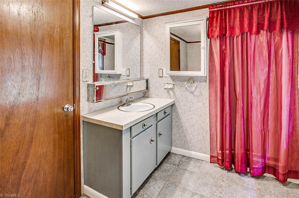 7008 Jackson Creek Road Denton, NC 27239 - Photo 14 of 30 Full bath w/tub