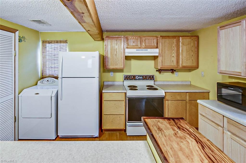 7008 Jackson Creek Road Denton, NC 27239 - Photo 22 of 30 Kitchen, appliances remain