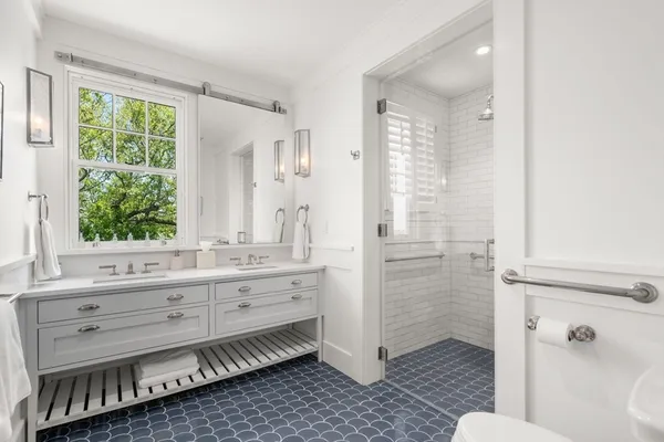 $8,900,000 | 150 East Chop Drive, Oak Bluffs, MA 02557