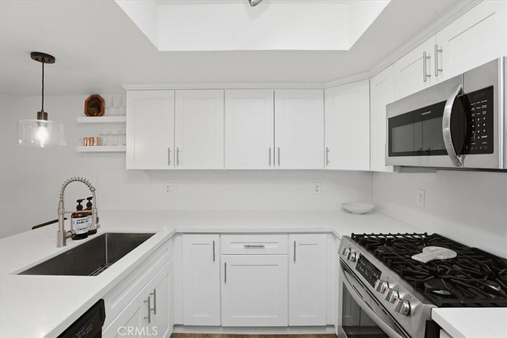 2272 El Capitan Drive Riverside, CA 92506 - Photo 14 of 33 Kitchen
