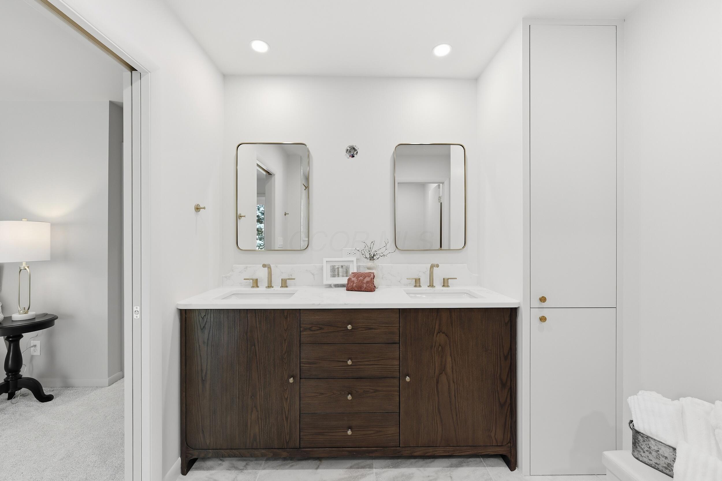 4499 Summit Ridge Road Upper Arlington, OH 43220 - Photo 24 of 76 Light to be installed by Monday