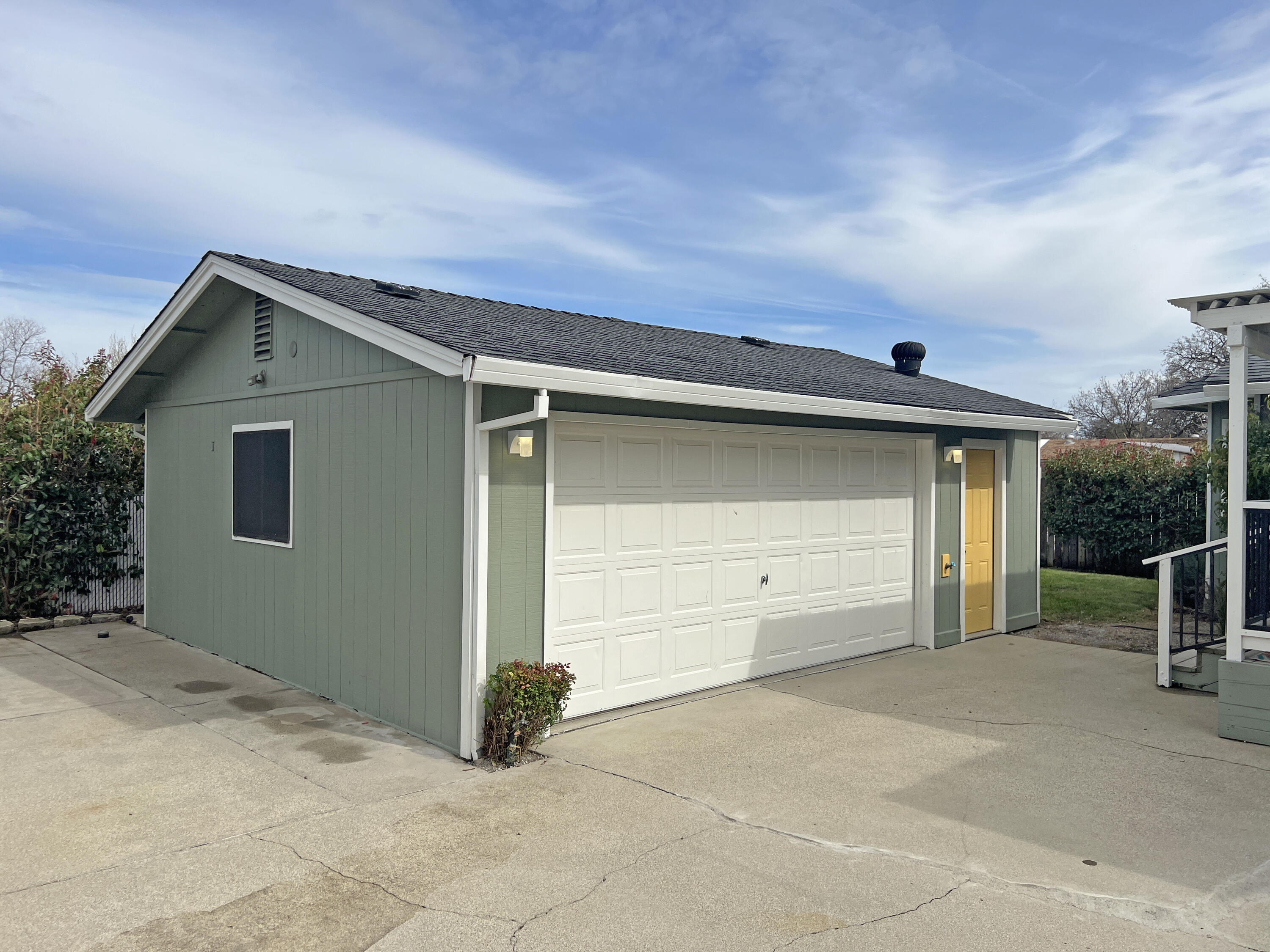 1183 Fox Den Drive Redding, CA 96003 - Photo 17 of 17 front view of a house