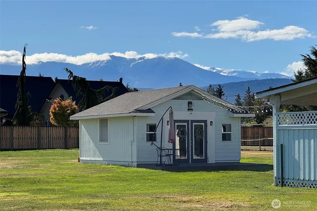 a view of a house with a yard