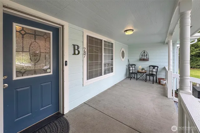 a view of livingroom with furniture and windows