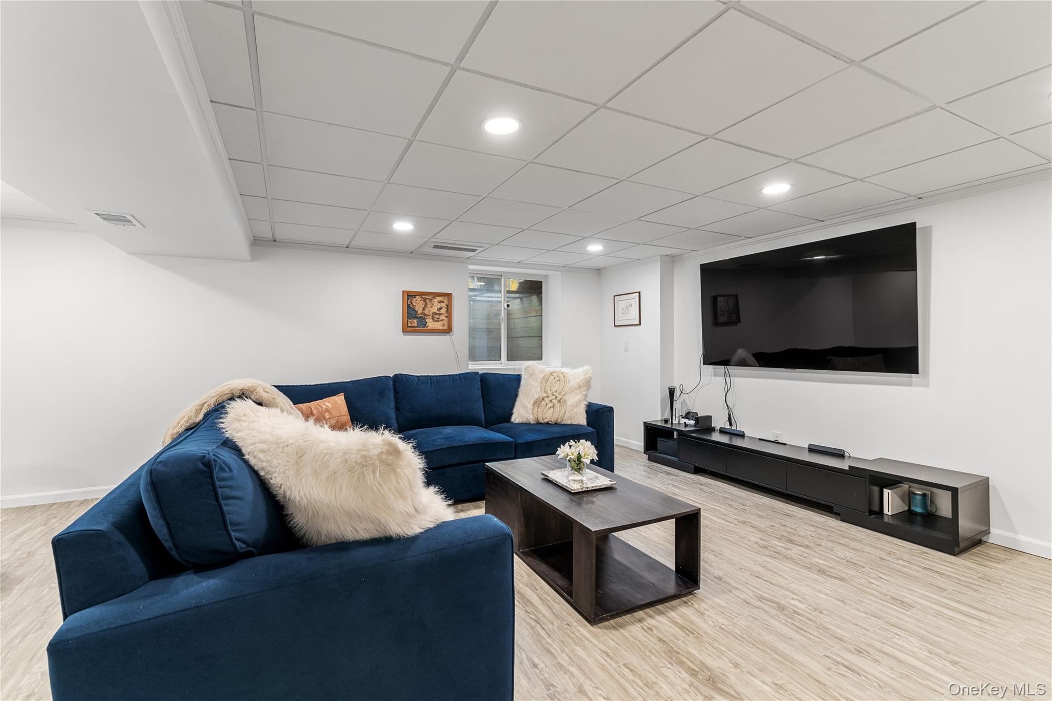 17 Ledgewood Commons Millwood, NY 10546 - Photo 13 of 22 a living room with furniture and a flat screen tv