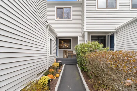 $795,000 | 17 Ledgewood Commons, Millwood, NY 10546