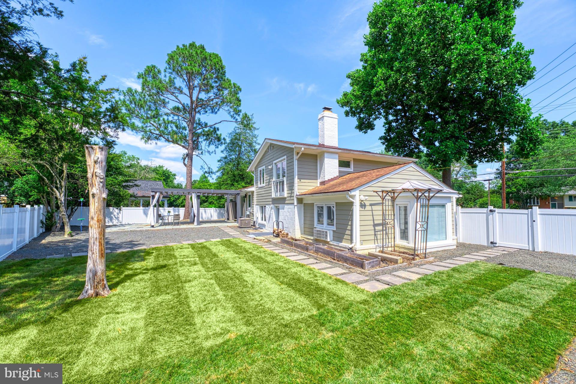 8320 Fort Hunt Road Alexandria, VA 22308 - Photo 10 of 63 Your private backyard retreat