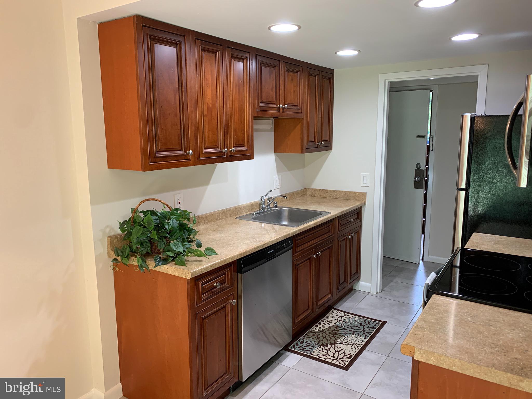 2241 Castle Rock Square, Unit 1B Reston, VA 20191 - Photo 3 of 13 Gallery Image 3
