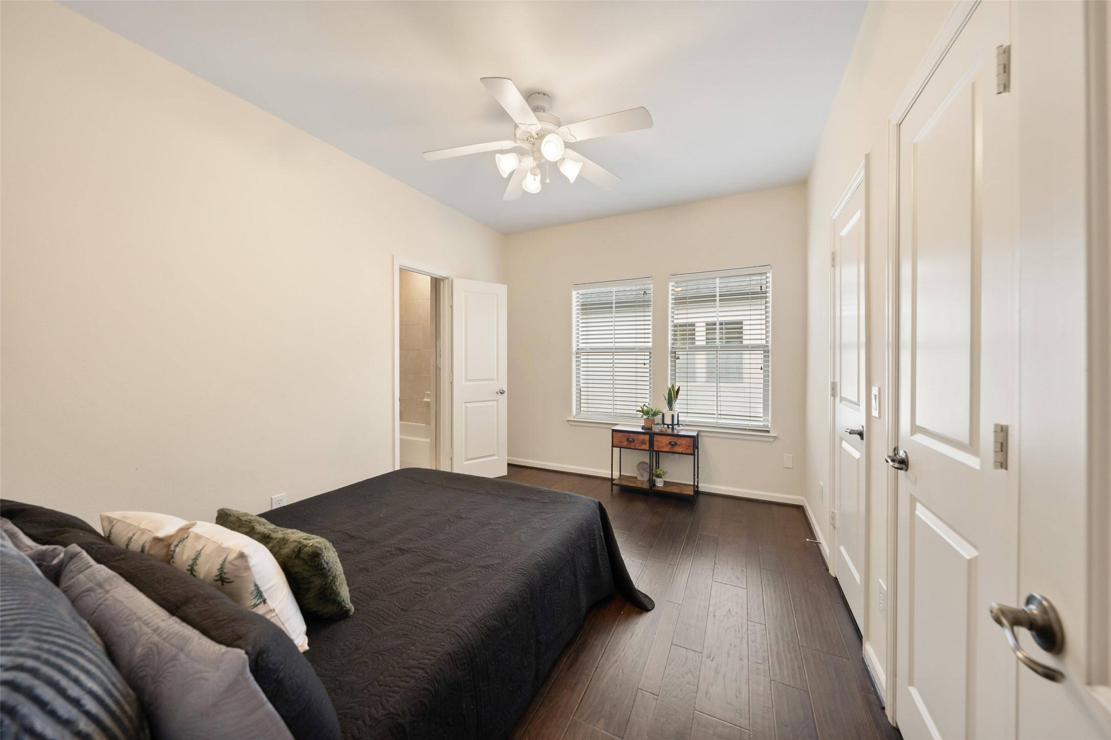 562 Bomar Street Houston, TX 77006 - Photo 17 of 28 Secondary bedroom with ensuite on 3rd floor