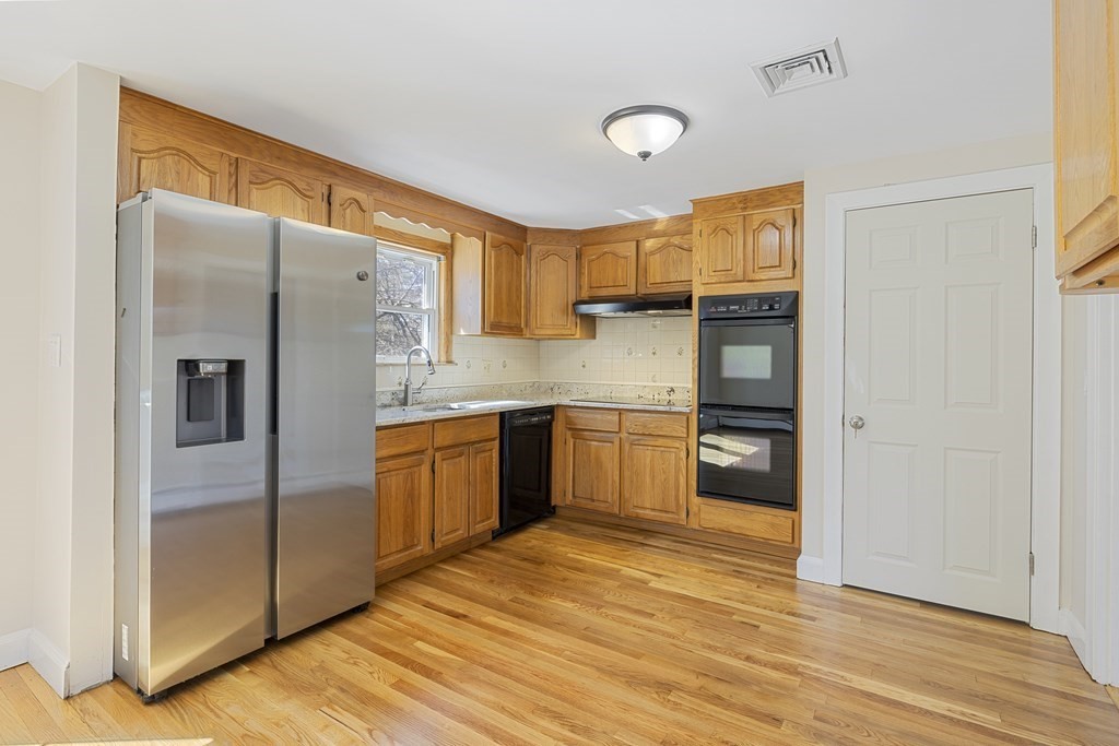 160 Ravenswood Road Waltham, MA 02453 - Photo 3 of 30