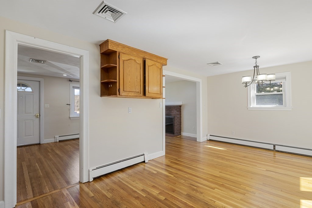 160 Ravenswood Road Waltham, MA 02453 - Photo 5 of 30