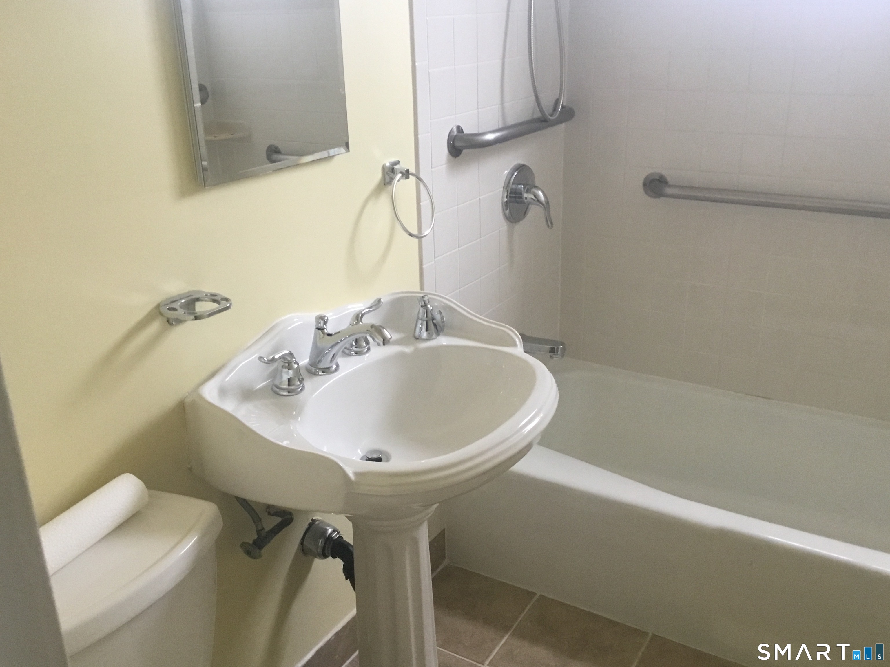 245 Unquowa Road, Unit 93 Fairfield, CT 06824 - Photo 7 of 11 a bathroom with a sink a toilet and a bathtub