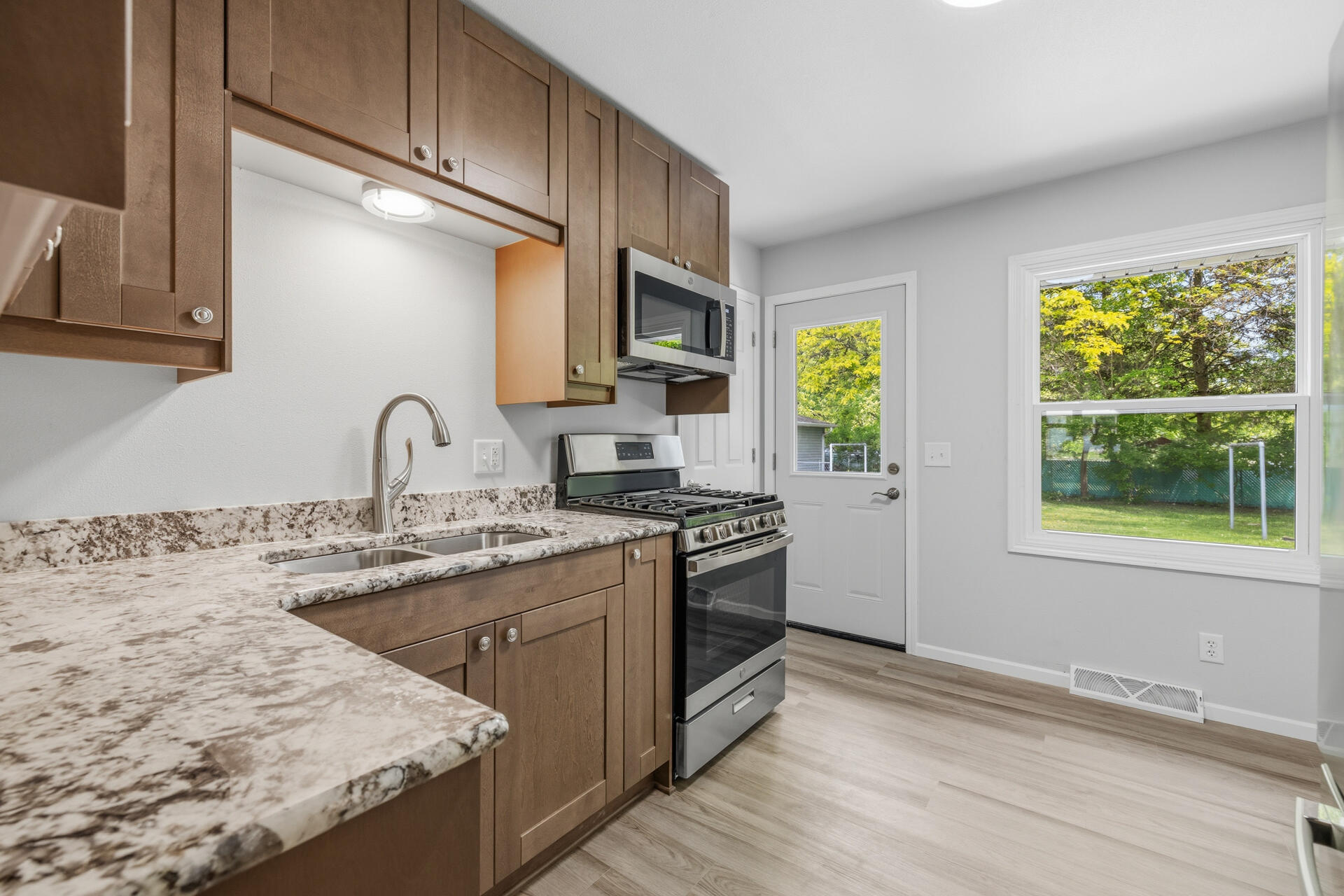 513 Bender Road, Unit 515 West Bend, WI 53090 - Photo 17 of 29 KITCHEN 513