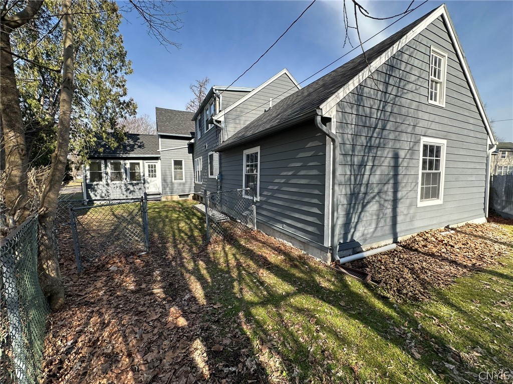 100 Sherbourne Road Syracuse, NY 13210 - Photo 3 of 34