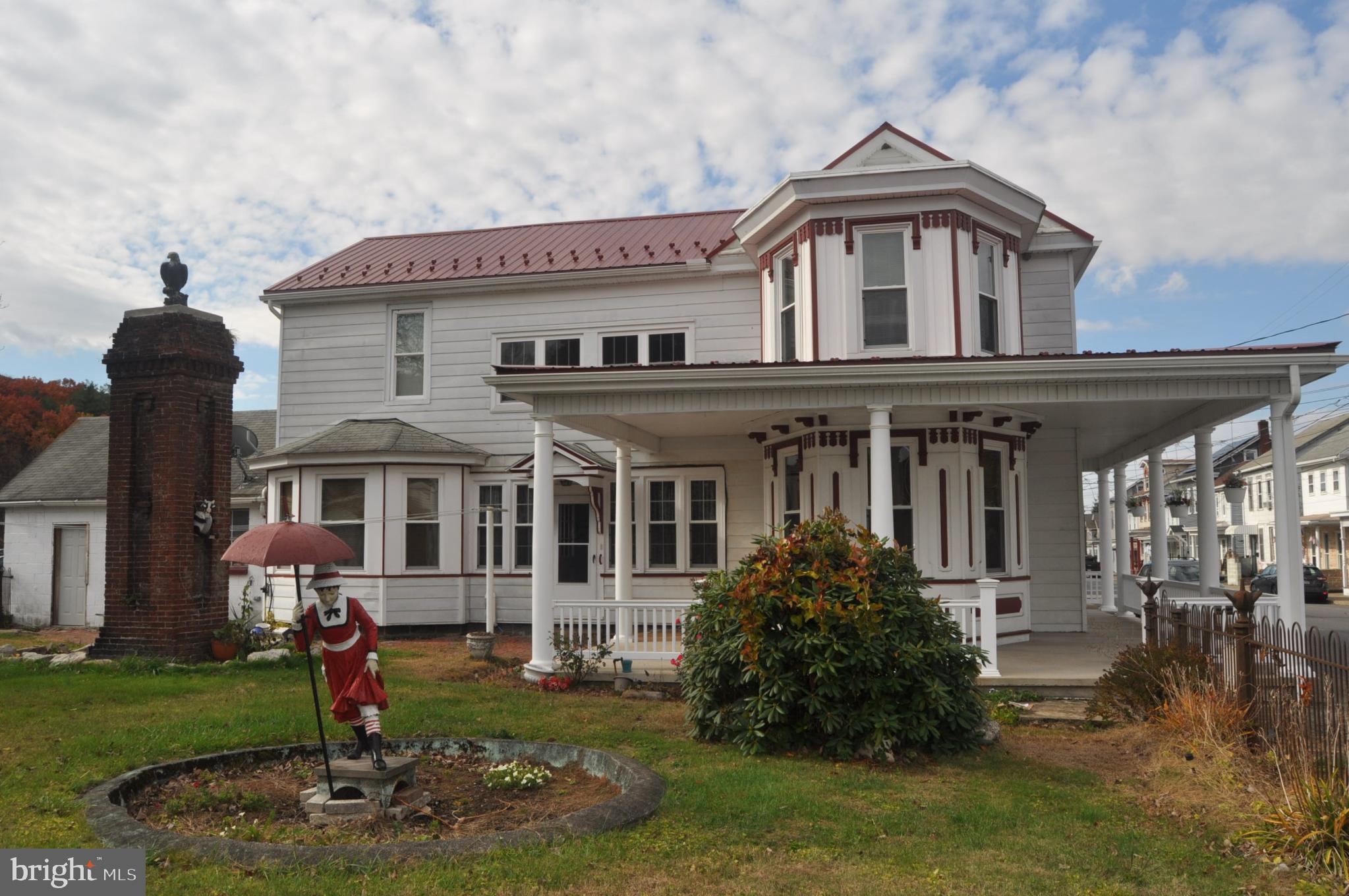 540 South 2nd Street Lykens, PA 17048 - Photo 4 of 42 a front view of a house with a yard