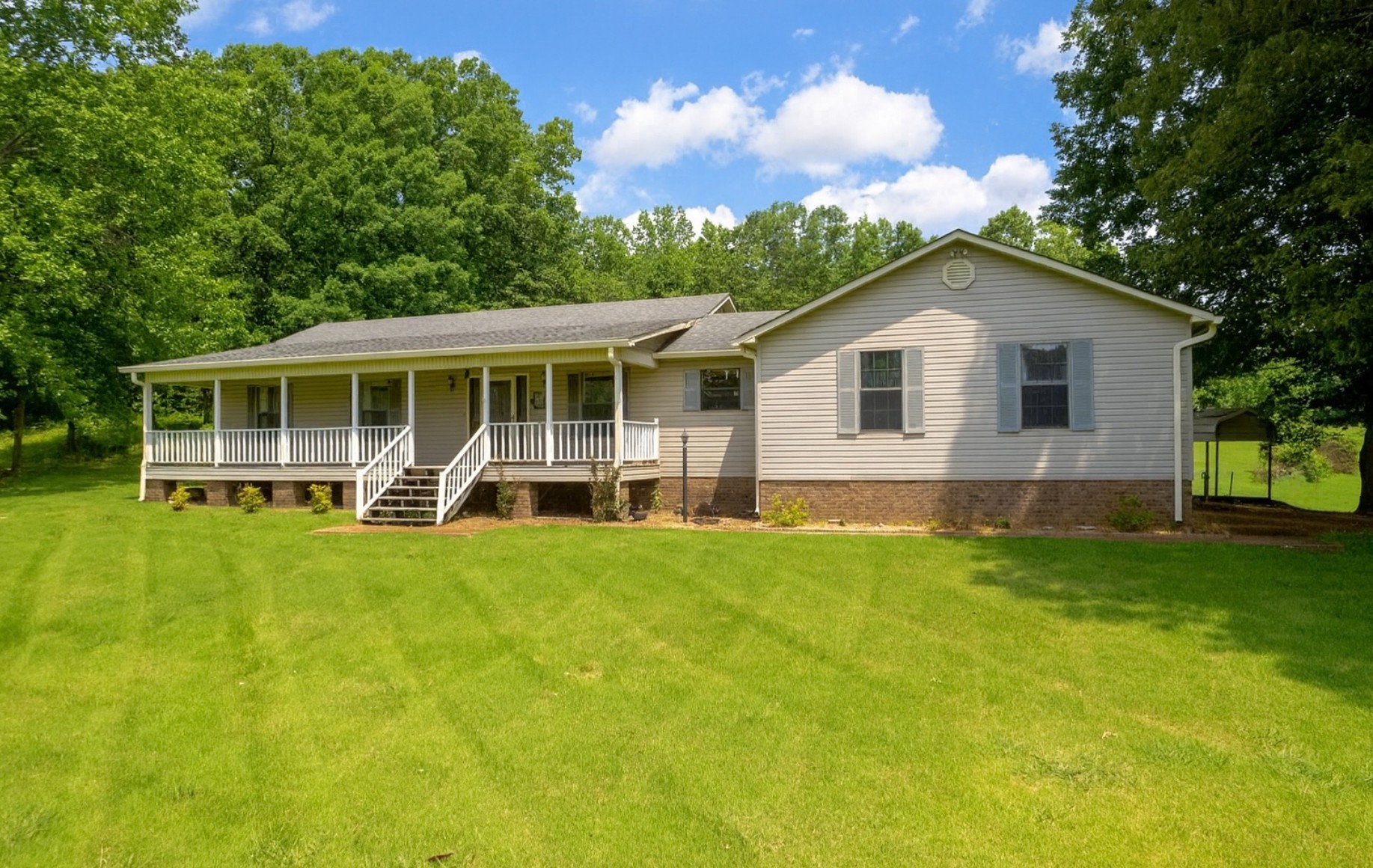 a view of a house with a backyard