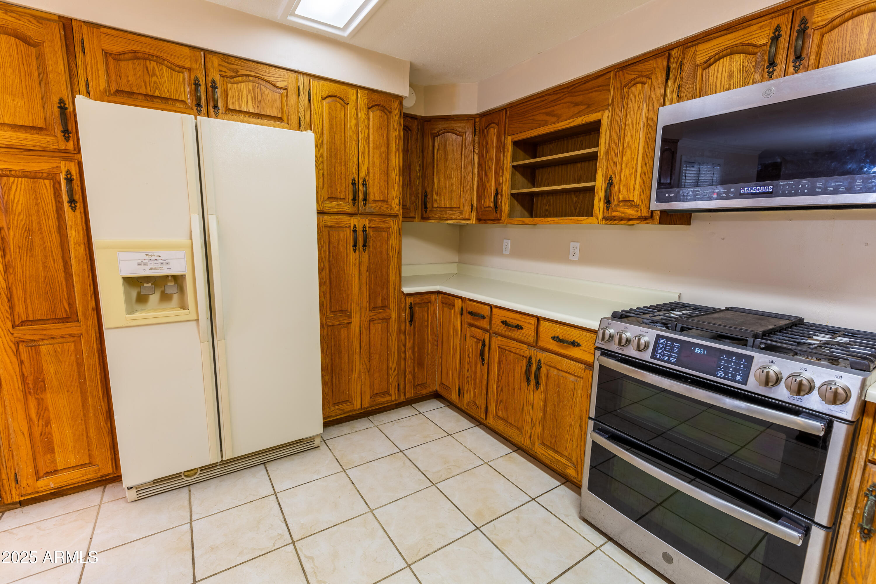 412 Fairhaven Road Kearny, AZ 85137 - Photo 18 of 36 a kitchen with a refrigerator stove and microwave