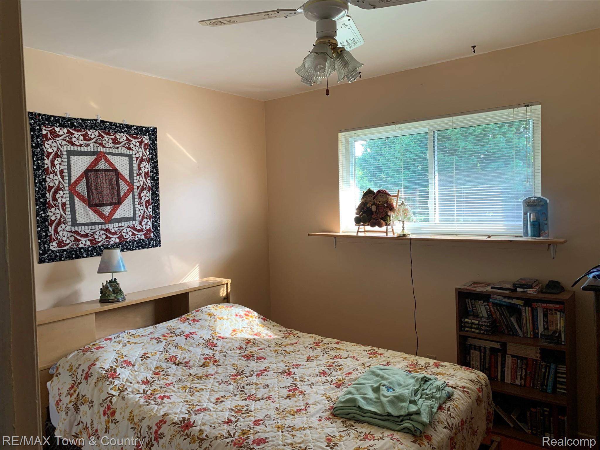 5383 Flushing Road Flushing, MI 48433 - Photo 18 of 28 flushing bedroom5.jpg