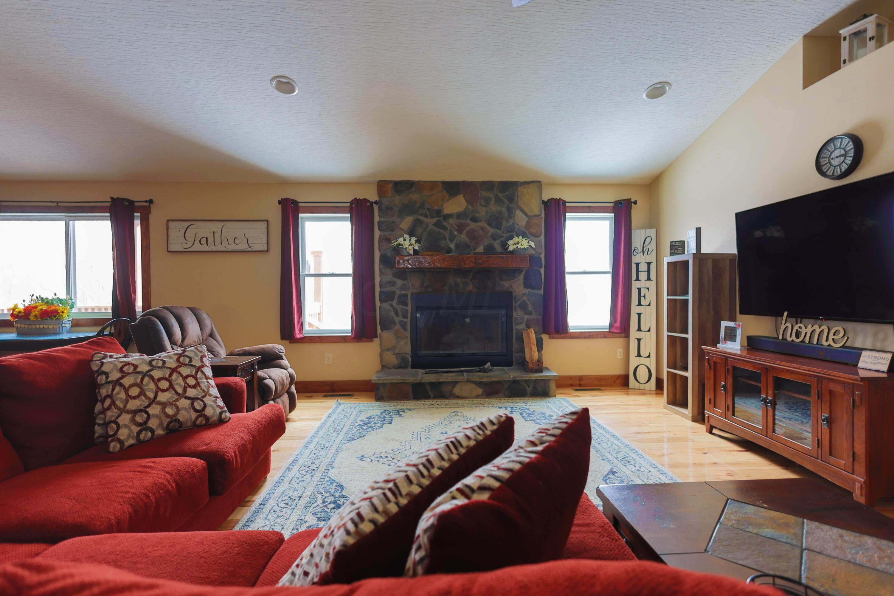 14734 South Perry Road Laurelville, OH 43135 - Photo 6 of 25 4. Living room