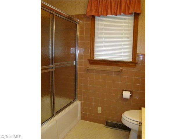 550 Foxfire Road Asheboro, NC 27205 - Photo 14 of 16 Bath. Hall Bath - Tub & Shower