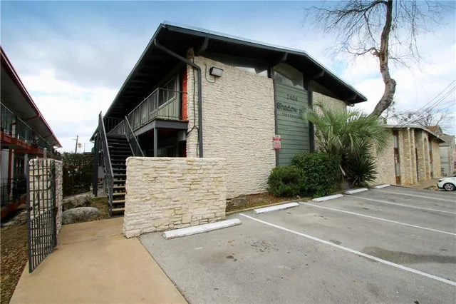 $1,050 | 2404 Longview Street, Unit 205, Austin, TX 78705
