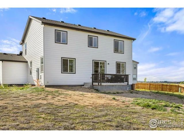 a view of a house with backyard