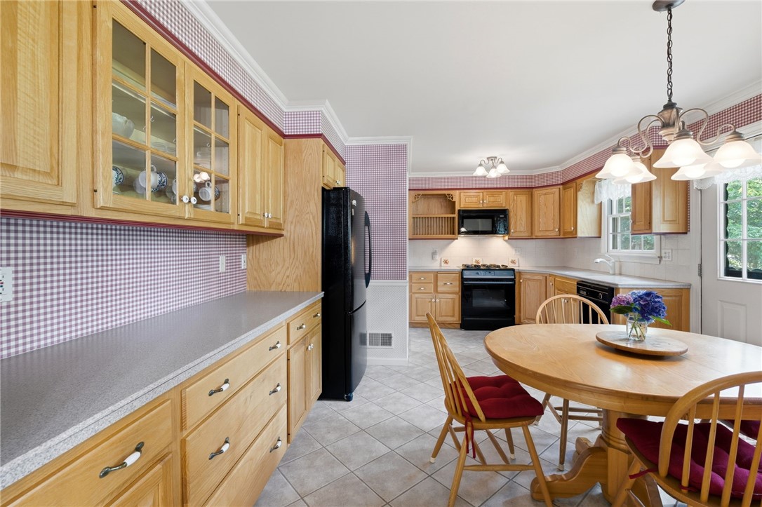 131 Taylor Road Portsmouth, RI 02871 - Photo 5 of 45