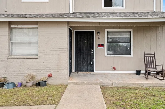 $1,200 | 8412 Garcreek Circle, Unit D, Austin, TX 78724