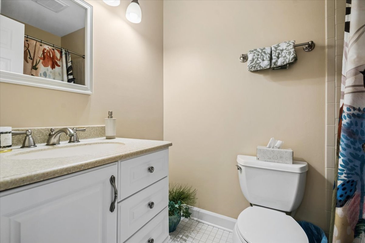 166 Hemingway Court, Unit 252 Vernon Hills, IL 60061 - Photo 15 of 18 a bathroom with a toilet a sink and mirror