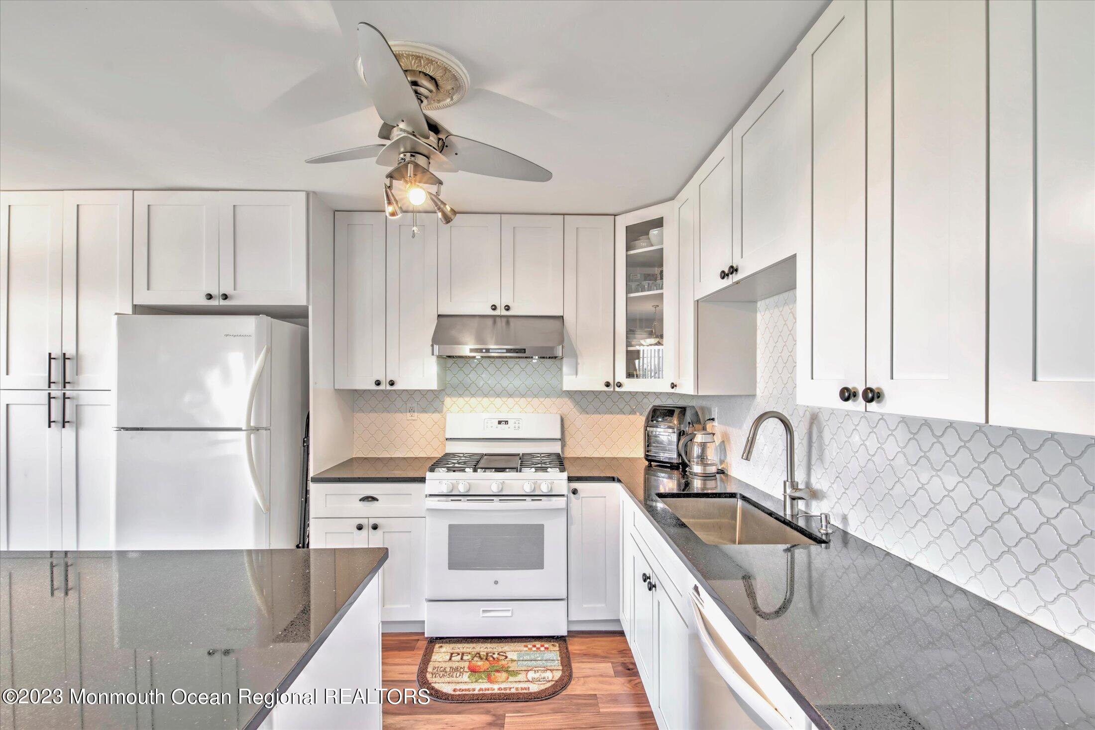 337 Devon Place Morganville, NJ 07751 - Photo 17 of 36 17-KITCHEN
