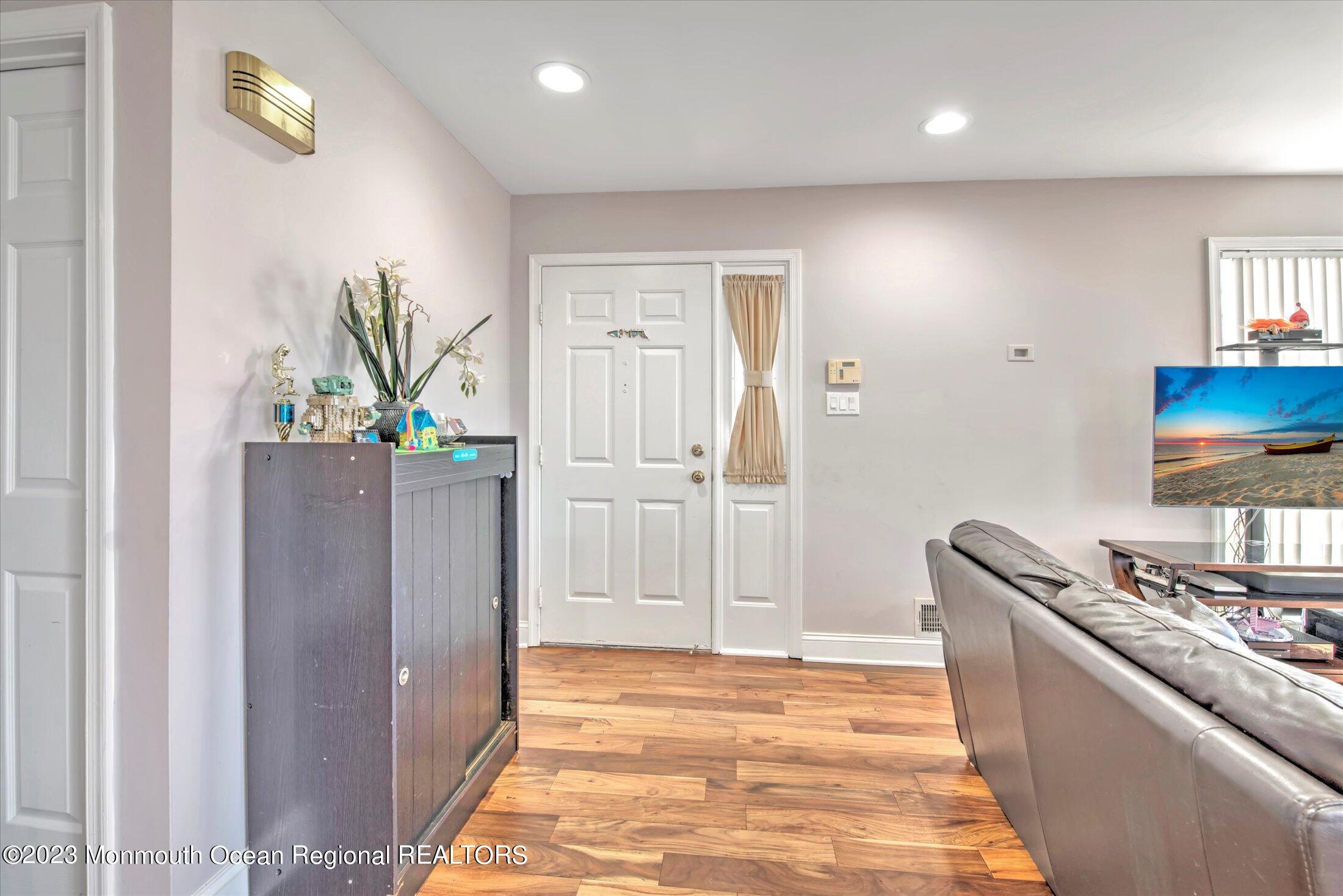 337 Devon Place Morganville, NJ 07751 - Photo 4 of 36 04-FOYER