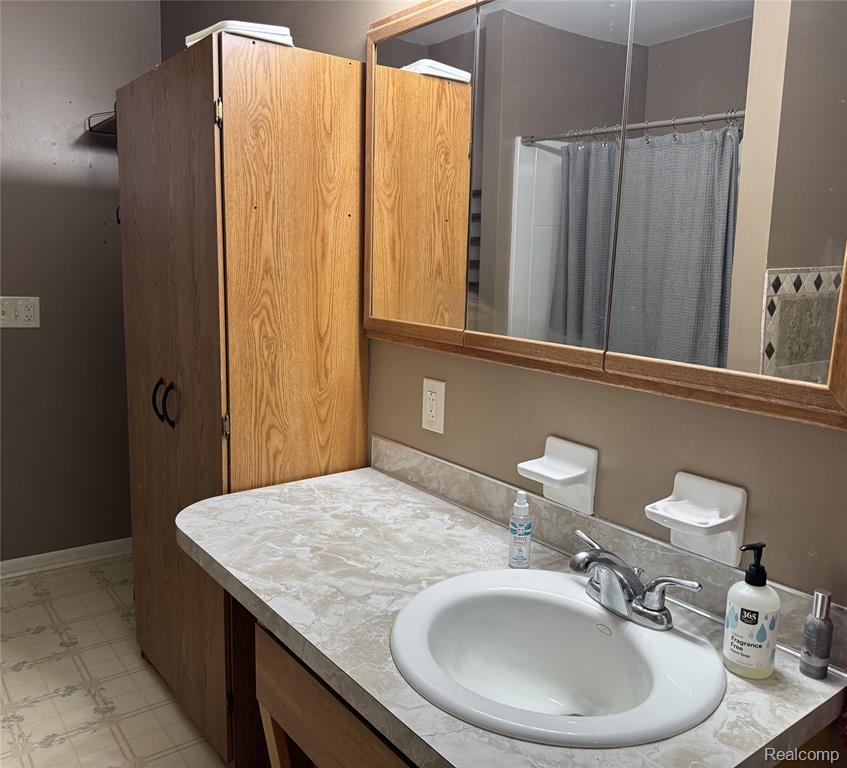 12389 White Lake Road Fenton, MI 48430 - Photo 13 of 17 Gallery Image 13