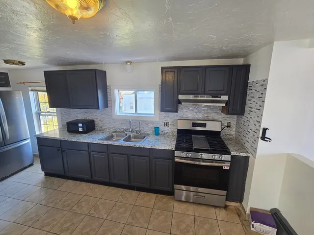 $2,900 | 176 Green Street, Unit 2, Brockton, MA 02301