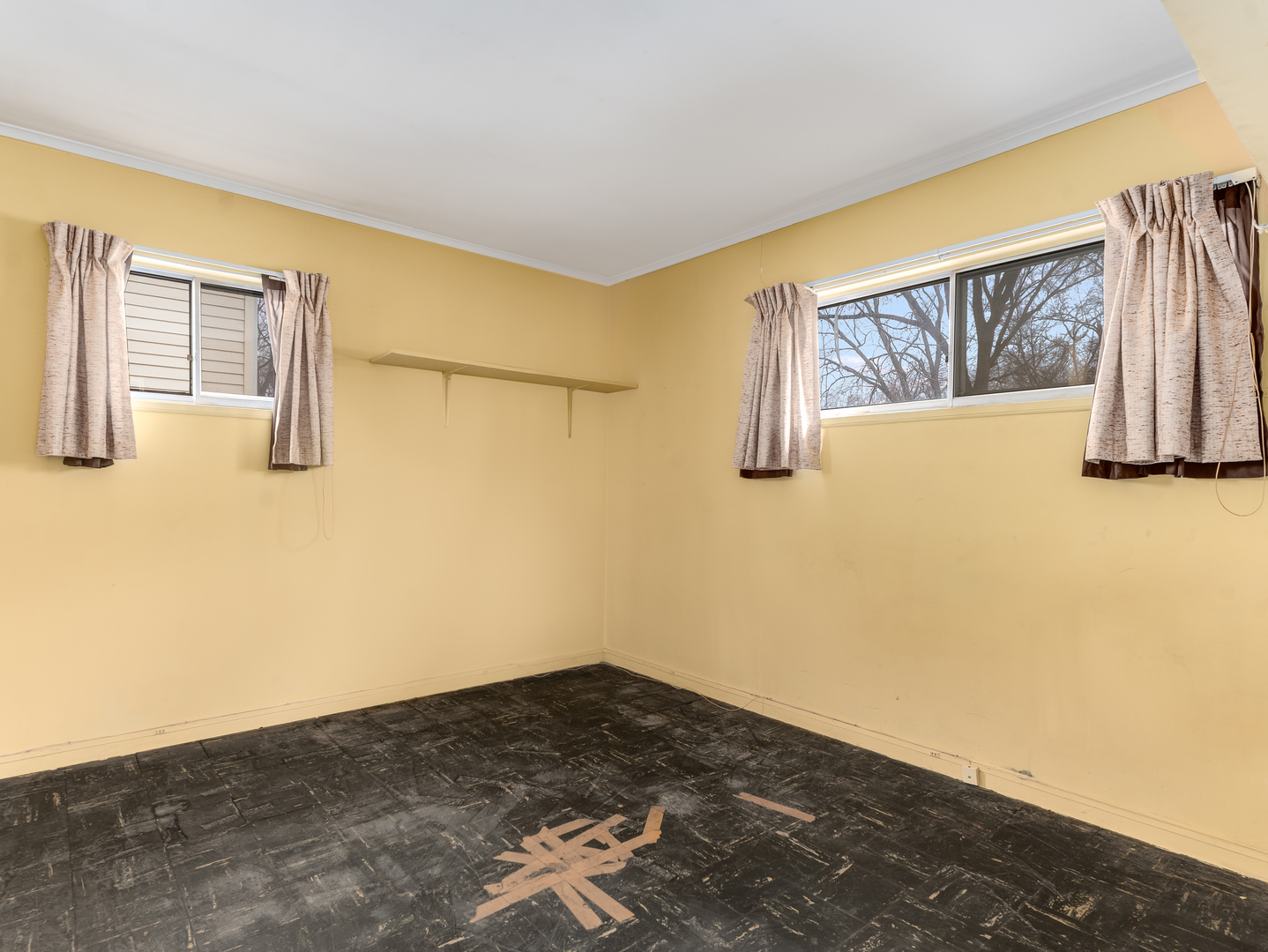 16202 St Louis Avenue Markham, IL 60428 - Photo 13 of 18 a view of a room with wooden floor and a window