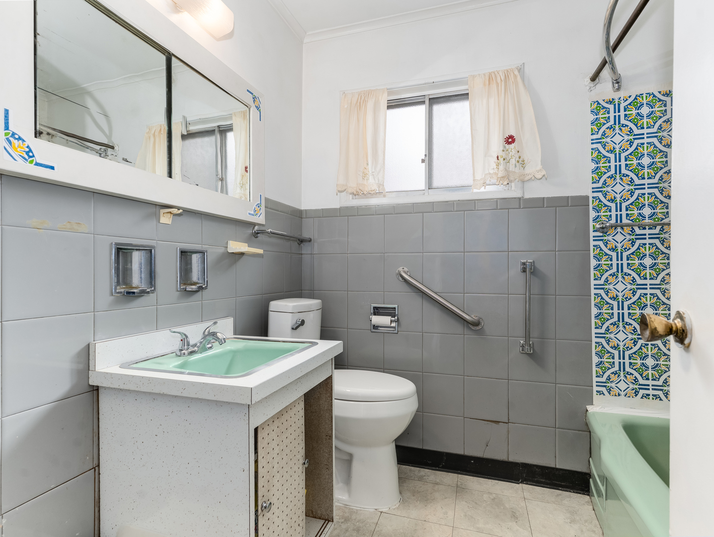 16202 St Louis Avenue Markham, IL 60428 - Photo 15 of 18 a bathroom with a sink a toilet and mirror