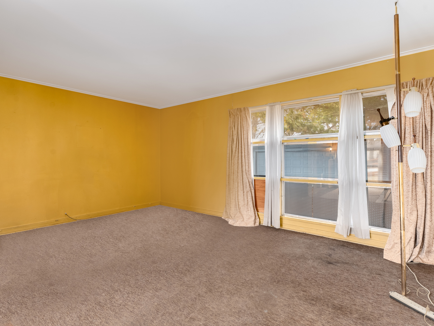16202 St Louis Avenue Markham, IL 60428 - Photo 9 of 18 an empty room with entrance door