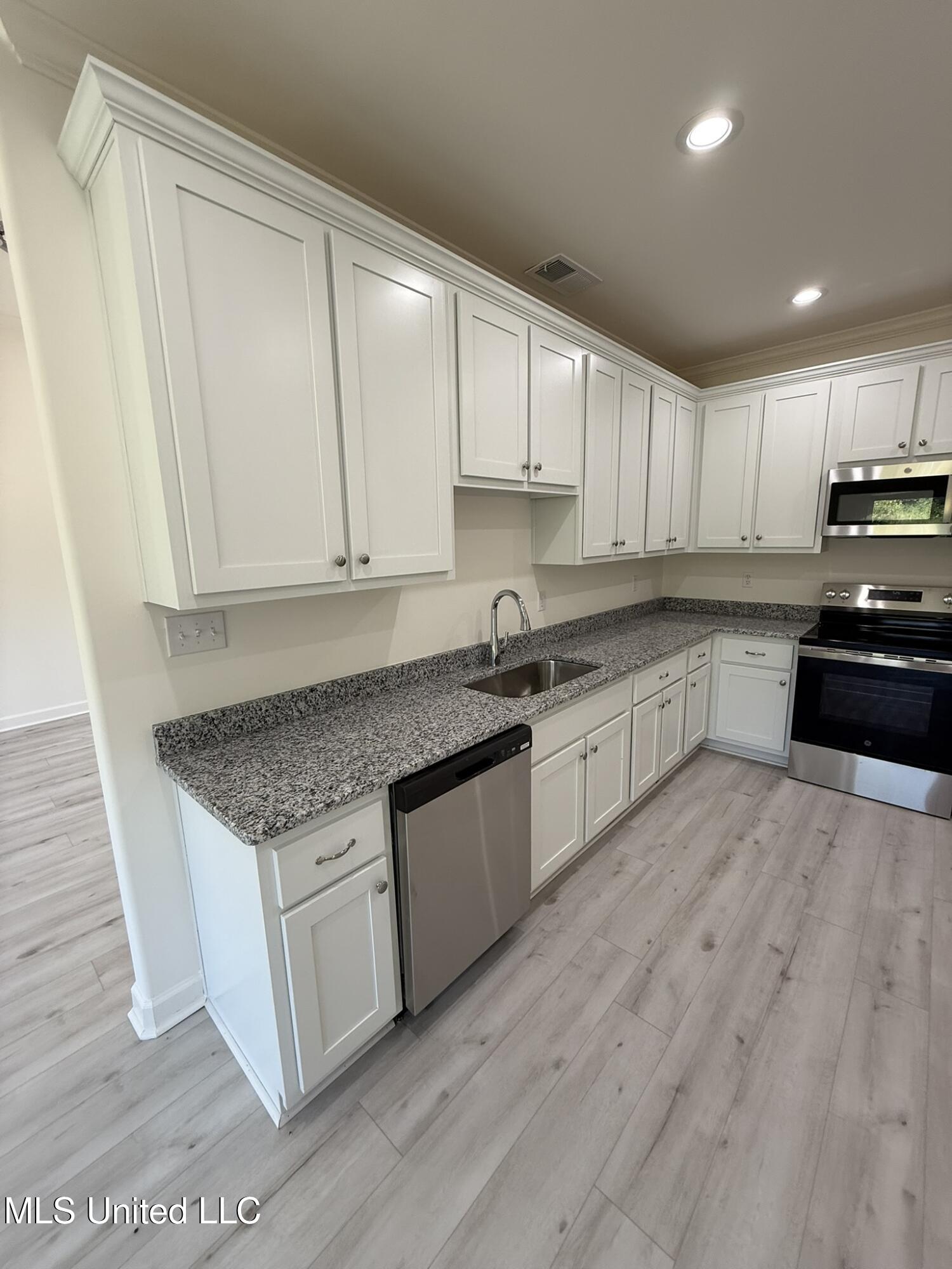 37 Honey Suckle Cove Holly Springs, MS 38635 - Photo 7 of 30 IMG_5139