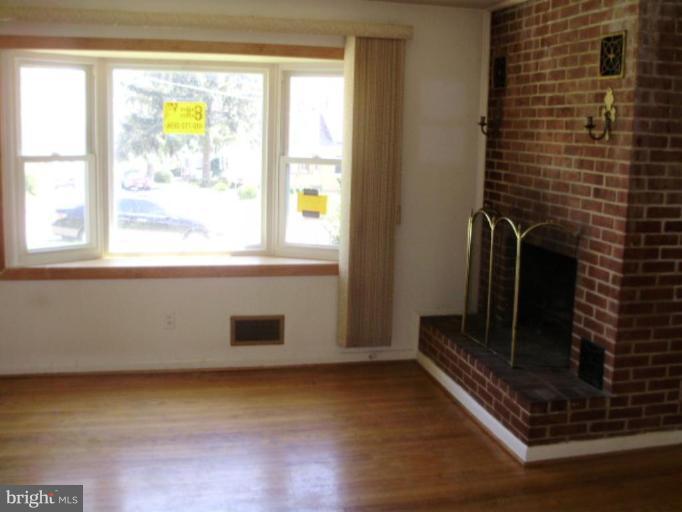 206 Mt De Sales Road Baltimore, MD 21229 - Photo 3 of 4 Living Room