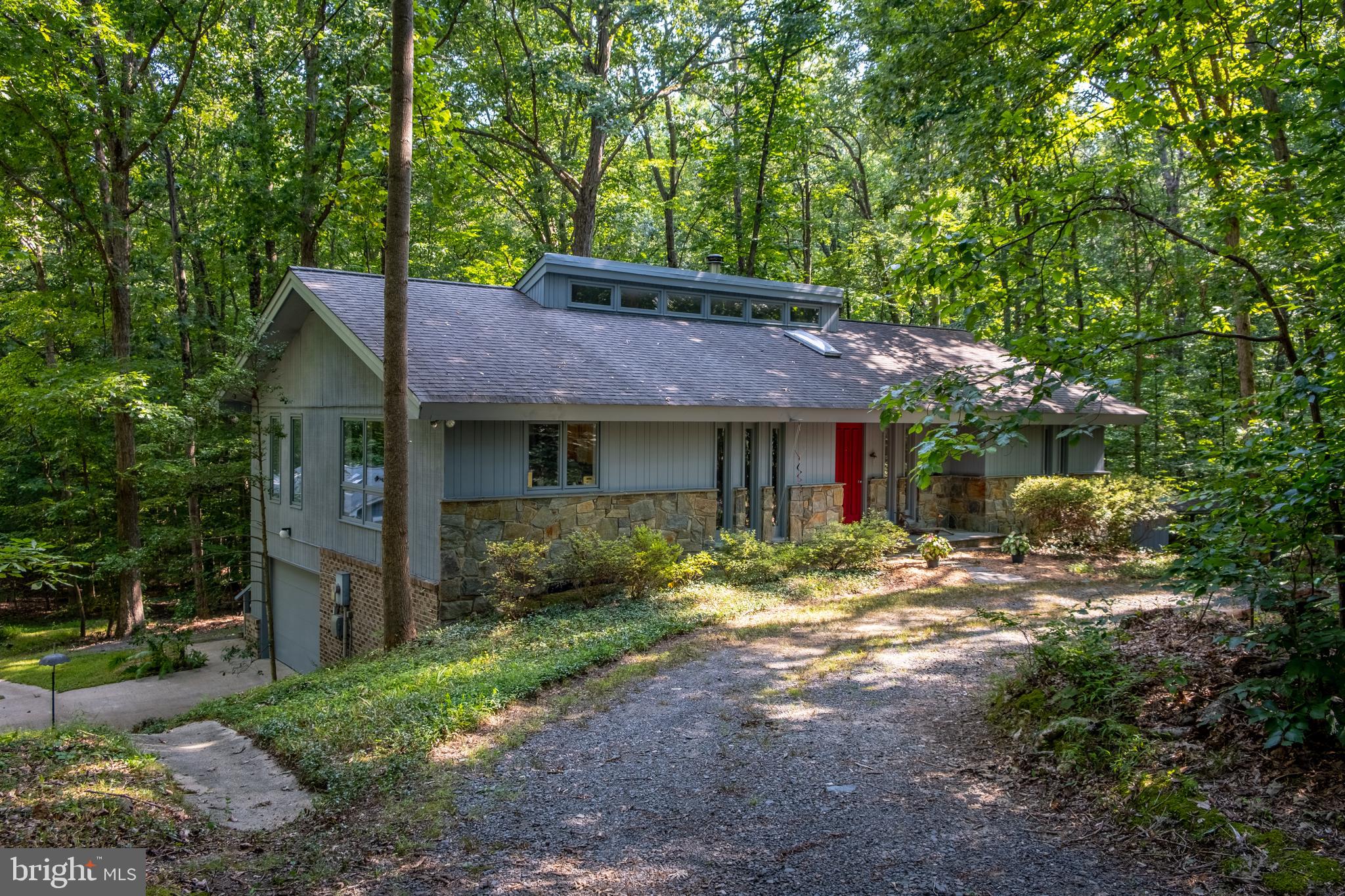 3689 Russell Road Woodbridge, VA 22192 - Photo 2 of 13 Circular driveway
